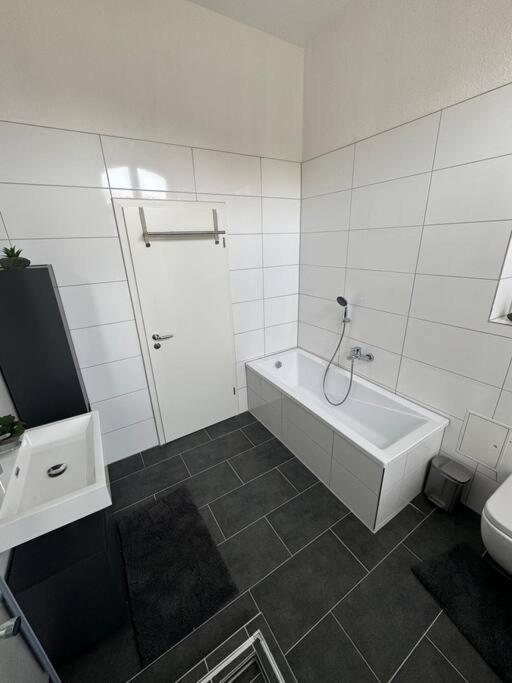 Apartment Mit Parkplatz Und Wifi Magdeburg Bagian luar foto