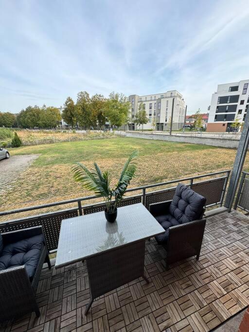 Apartment Mit Parkplatz Und Wifi Magdeburg Bagian luar foto